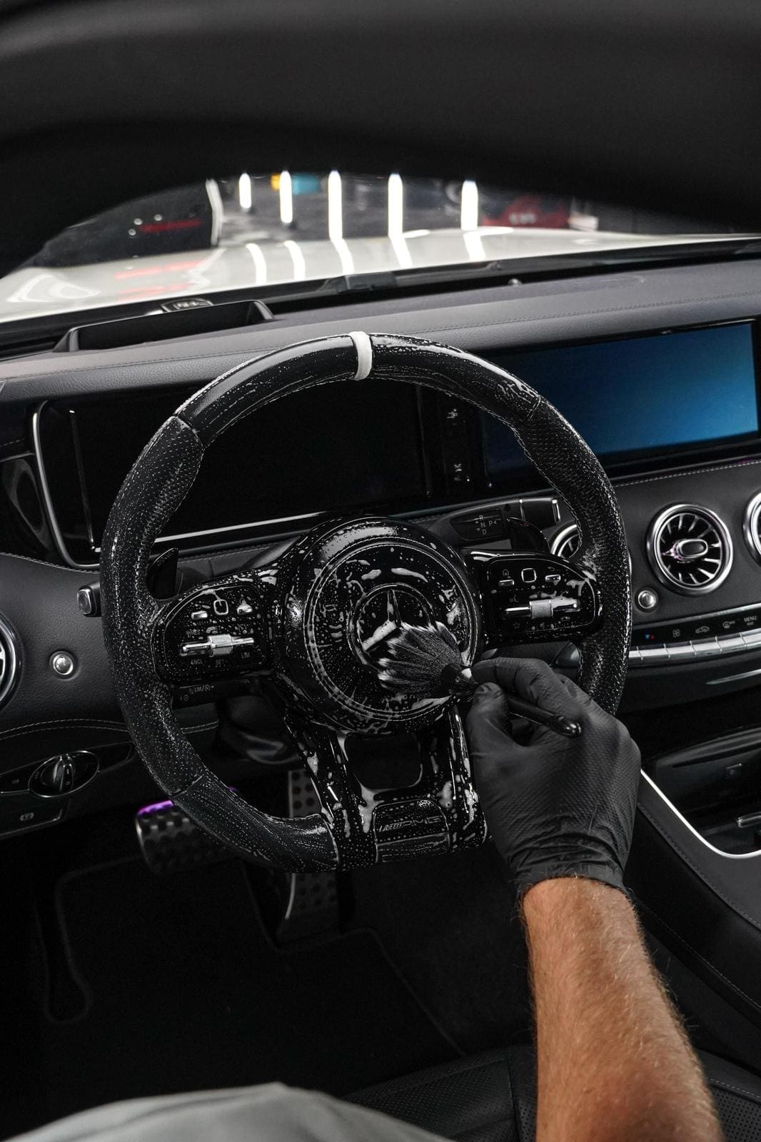 Reinigung des AMG-Lenkrads mit Pinsel und Reiniger