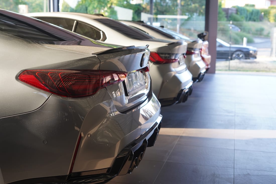 Premium-Showroom mit ausgestellten Fahrzeugen