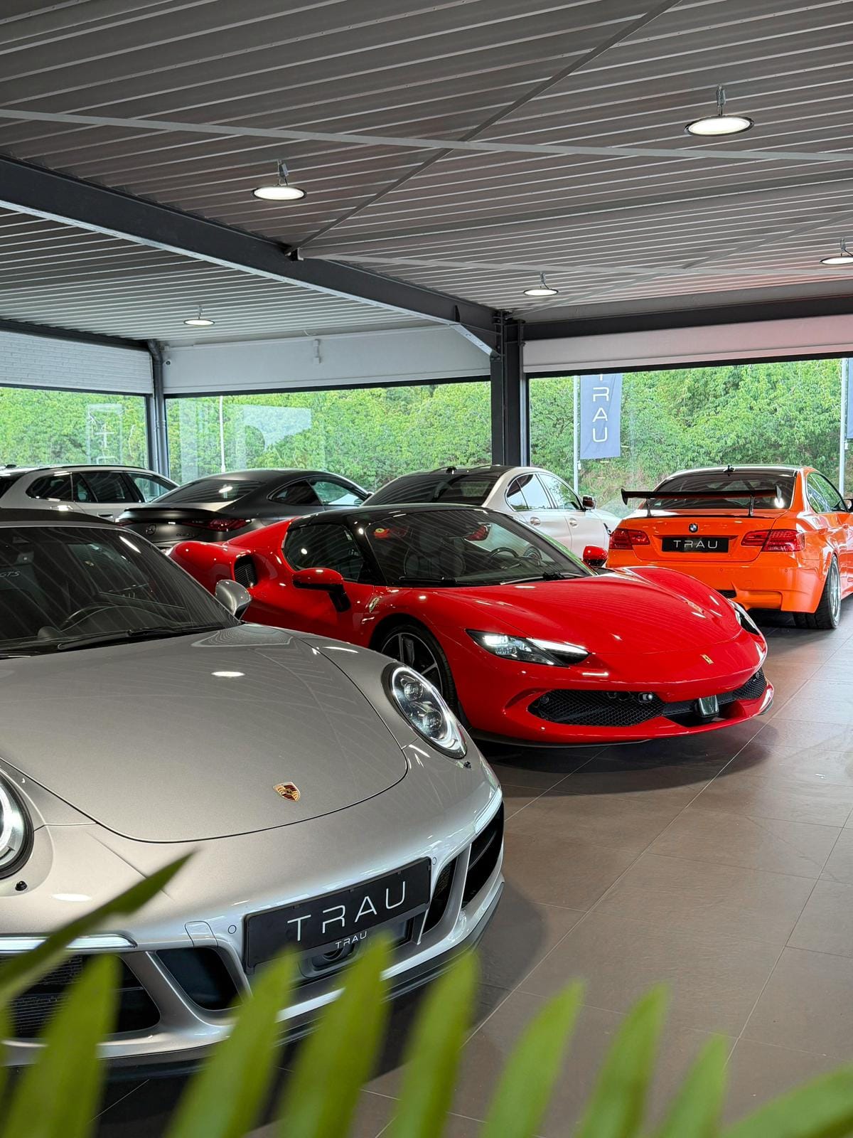 Porsche 911, Ferrari und BMW M in der Halle der TRAU GmbH