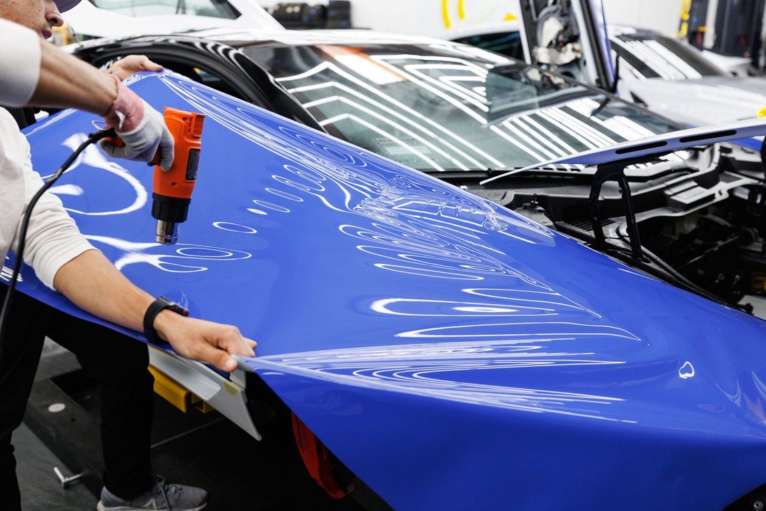 Folie wird mit Heißluft auf den Fahrzeuglack appliziert