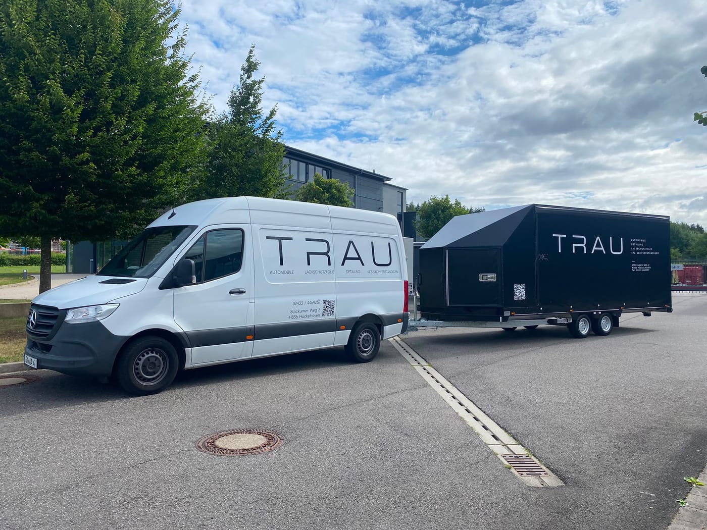 TRAU-Sprinter mit geschlossenem Fahrzeuganhänger